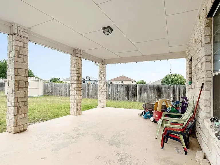 2426 Caroline Ct — Photo 16