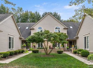 16995 Sandstone Cir, Macomb, MI 48042