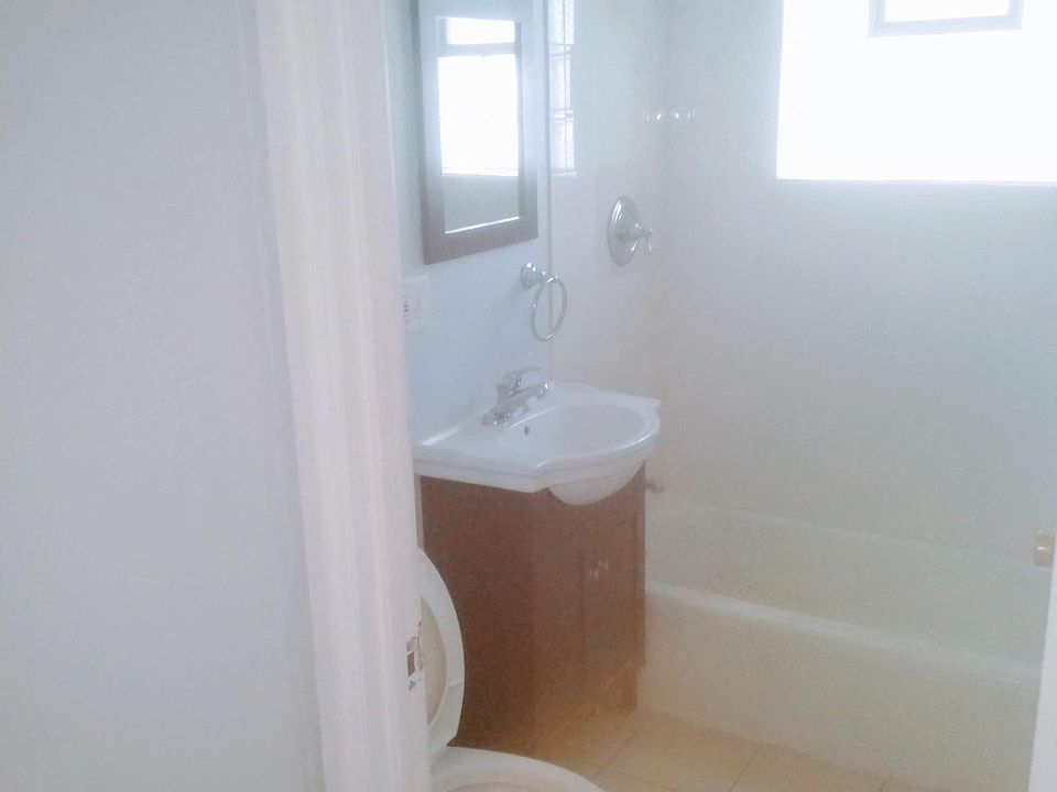 1st image of 320 N Pine Ave