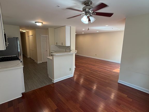 2nd image of 604 Knollwood Ct #604