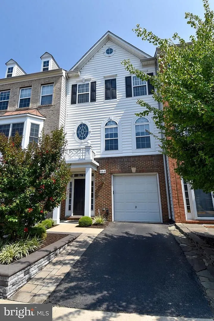 Welcome to this beautifully appointed Alexandria residence, where contemporary design and everyda... — Photo 2