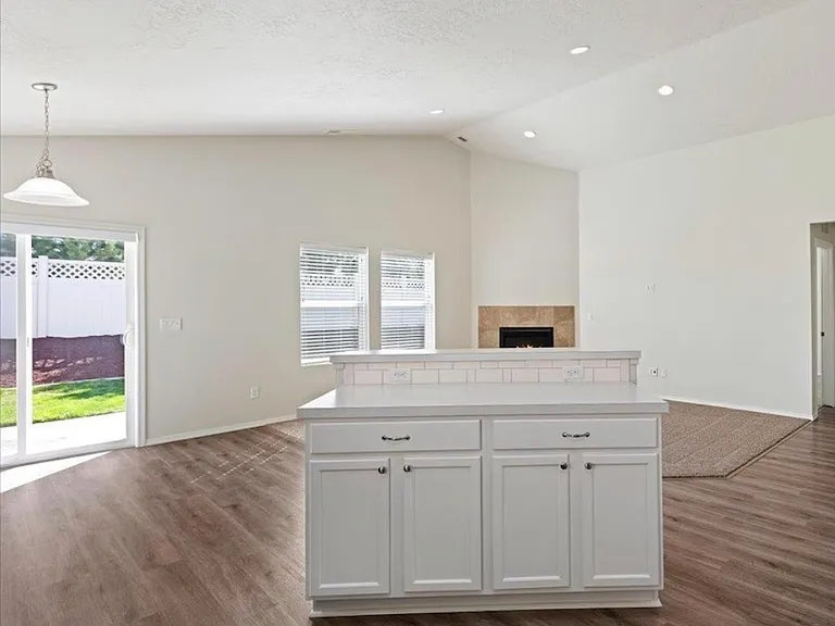 4176 N Alester Ave — Photo 4