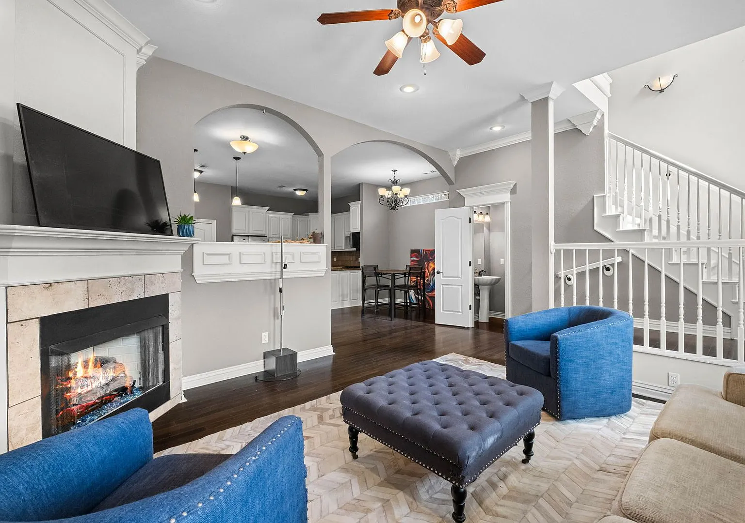 Furnished 3 bed/2.5 bath — Photo 2