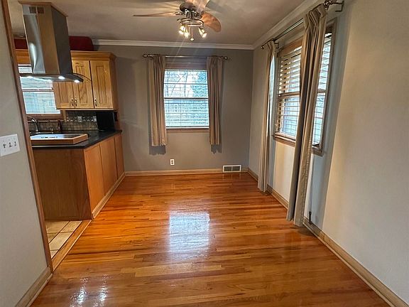 2nd image of 5010 Castelar St