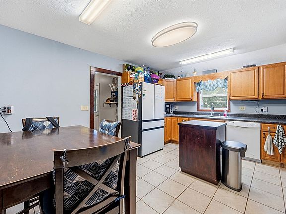 3rd image of 423 Old Greenhill Rd