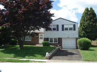 2940 Sunnycrest Rd, Willow Grove, PA 19090