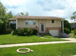 5931 Rob Roy Dr, Oak Forest, IL 60452