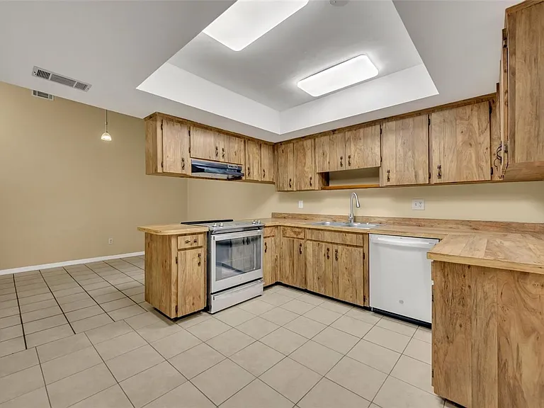 932 Robinhood Ct — Photo 6