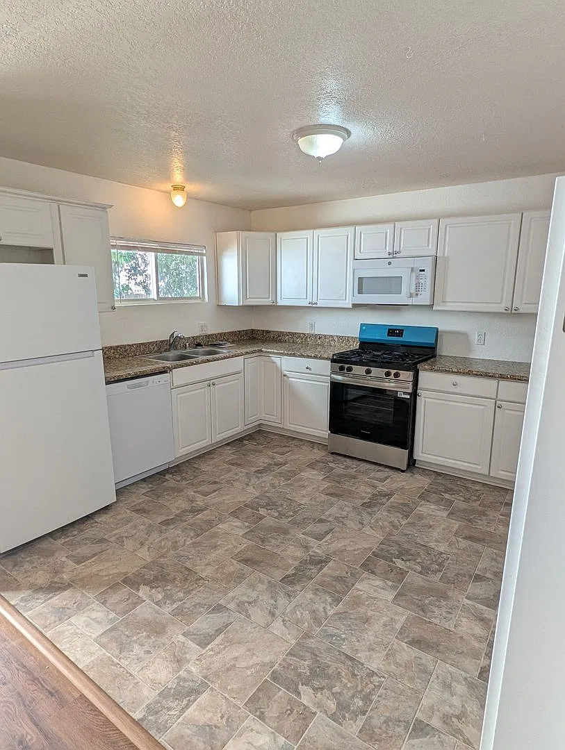 Franklin, 1139 1/2 — Photo 2