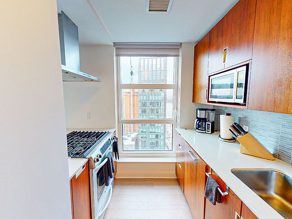 4th image of 500 W 30th St Penthouse 3C