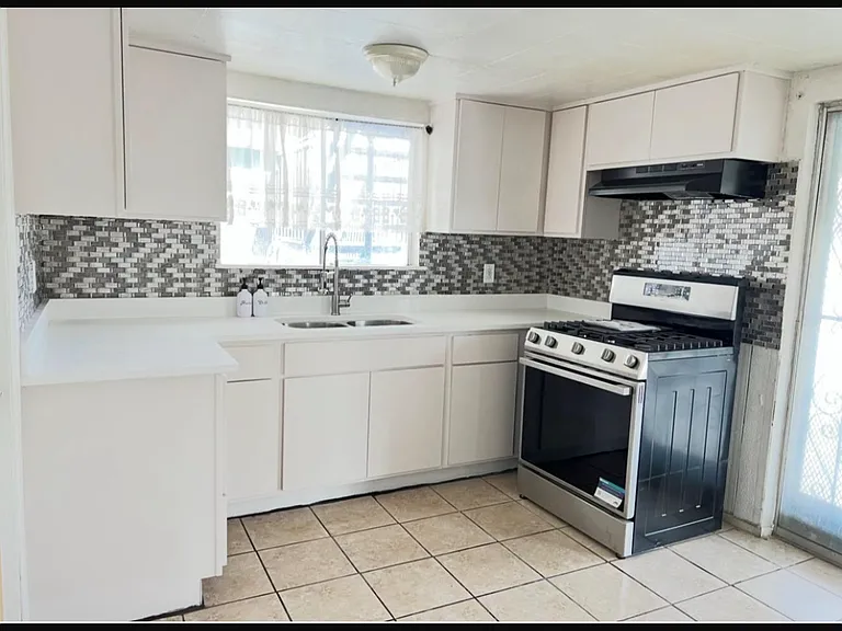 517 Bataan Cir — Photo 1