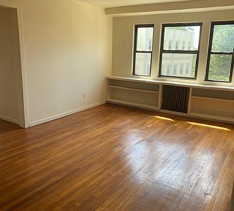3rd image of 604 Tompkins Ave APT D17