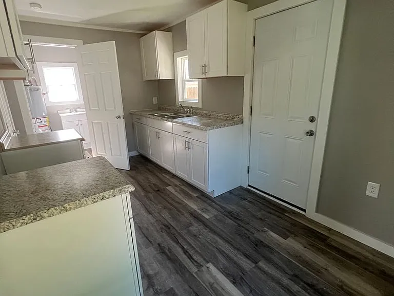 2142 W Chestnut St — Photo 6