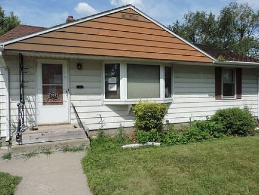 1st image of 1321 5th St E