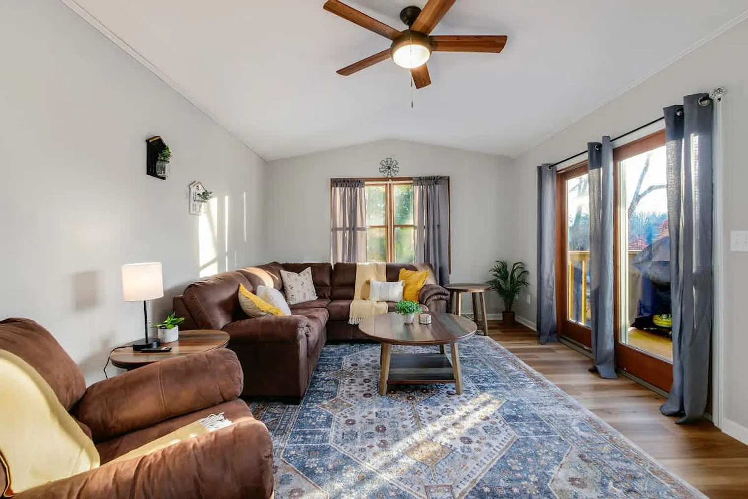 3 bed, 1.0 bath, 947 sqft, $3,090 — Photo 1