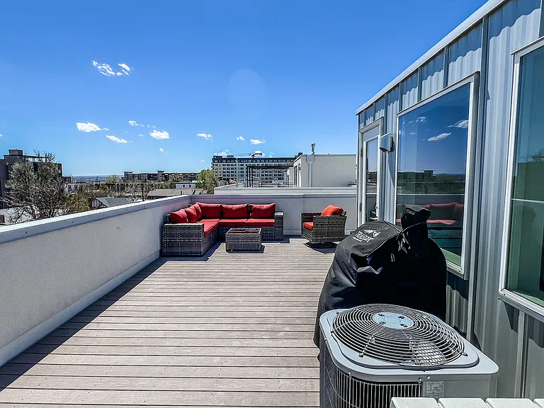 Rooftop - Plenty of room for grilling, having friends over, and even corn hole!