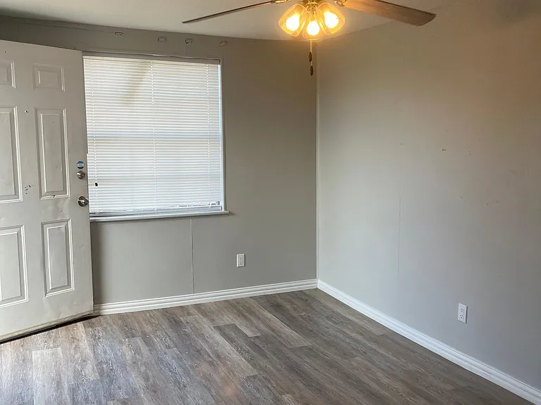 710 E Avenue G #5 — Photo 15
