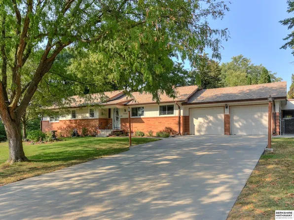 9002 Dorcas St, Omaha, NE 68124