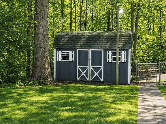 3rd image of 23980 McIntosh Rd