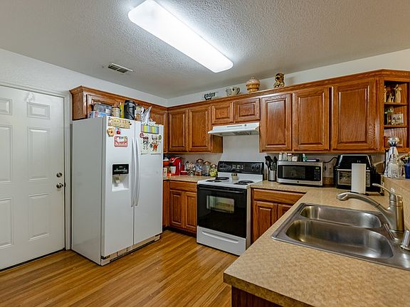 5th image of 406 Zeneta Ave