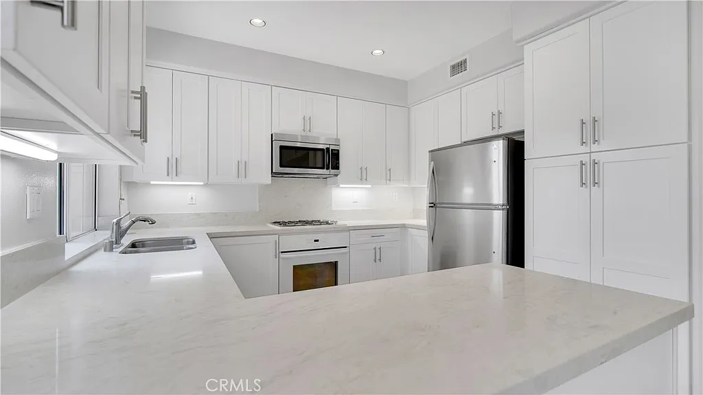 3 bed, 2.5 bath, 1456 sqft, $4,800 — Photo 3