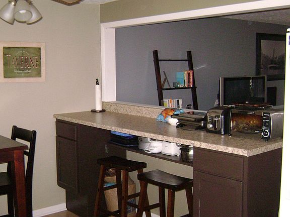 Eat-in Bar w/Pass Thru to LR