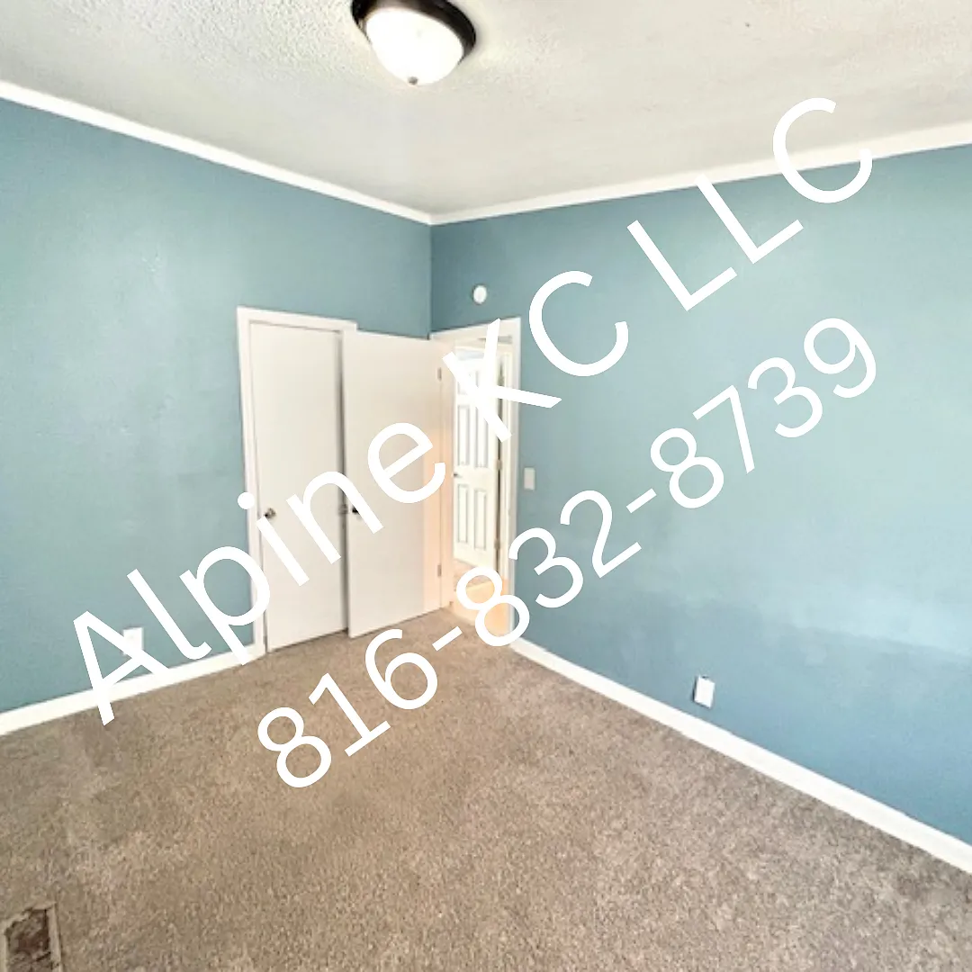 3 bed, 900 sqft, $1,200 — Photo 2