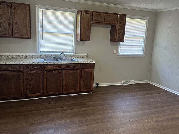2nd image of 1611 Warren Cir