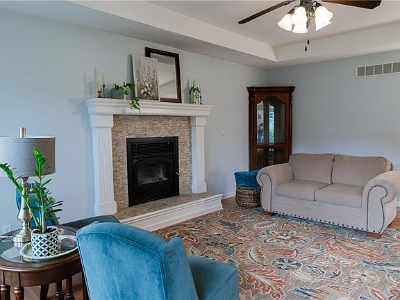 3rd image of 302 Canyon Dr