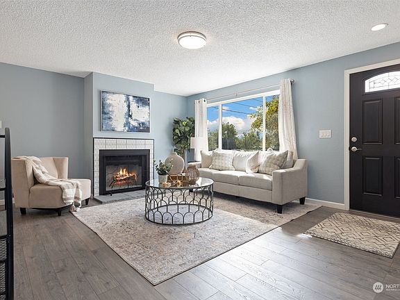 3rd image of 401 Norpoint Way NE