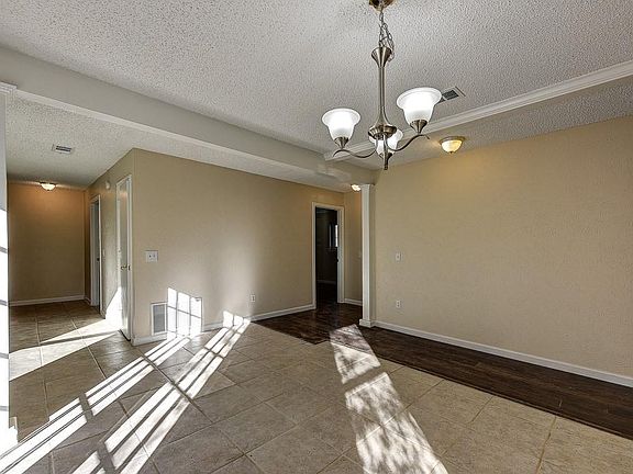 2nd image of 3425 Sheffield Cir