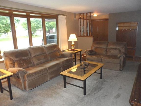 4th image of 1902 Camelot Blvd