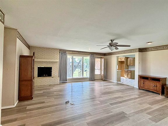 3rd image of 717 S Peach Ave