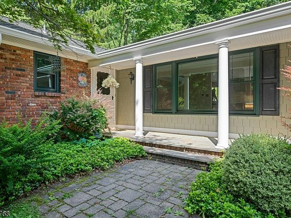 5th image of 29 Dogwood Dr