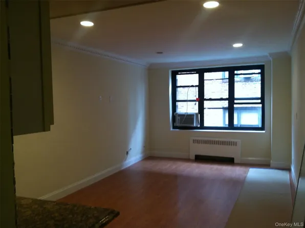 15 Canterbury #C-13, Great Neck Plaza, NY 11021