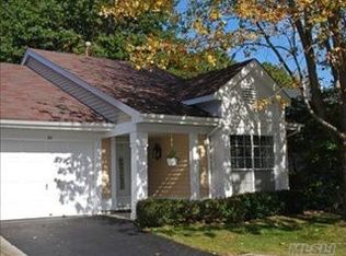 22 Huntington Ct, Ridge, NY 11961