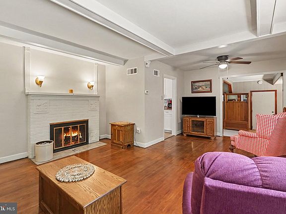 4th image of 154 W I St