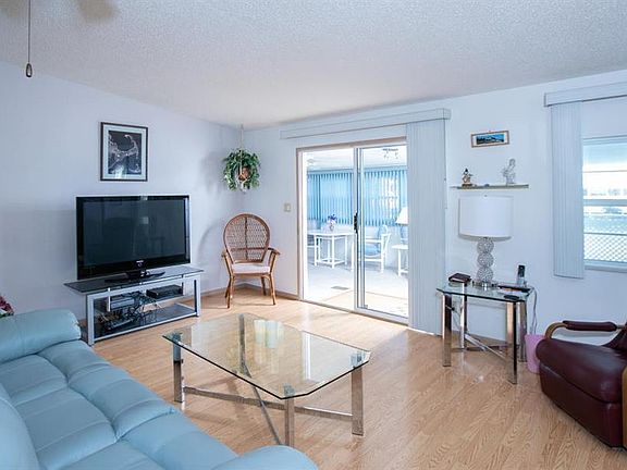 4th image of 1369 Gardenia Dr