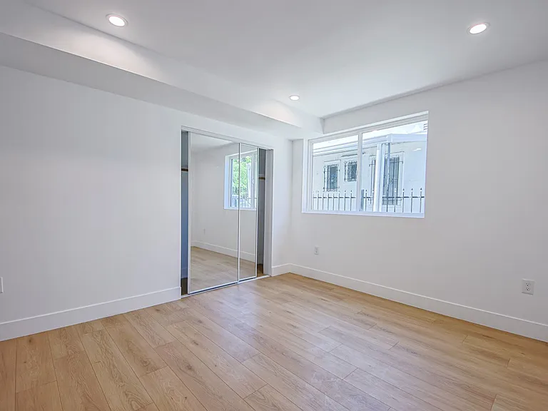 2851 S Victoria Ave — Photo 15