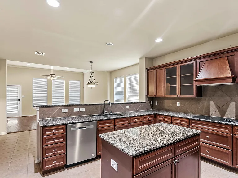 807 Clear Water Dr — Photo 8