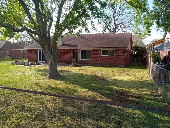 209 Basswood St — Photo 6