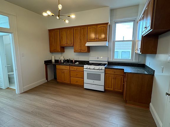 4th image of 2344 Jones St #B