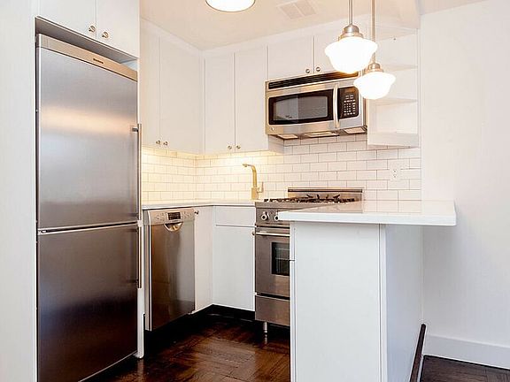 4th image of 255 W 14th St APT 4D