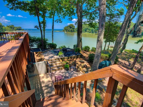579 Bay Pointe Dr, Montross, VA 22520
