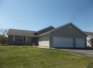 911 Indian Pkwy, Winnebago, IL 61088