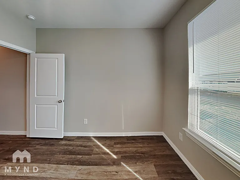 3263 Karen St — Photo 10