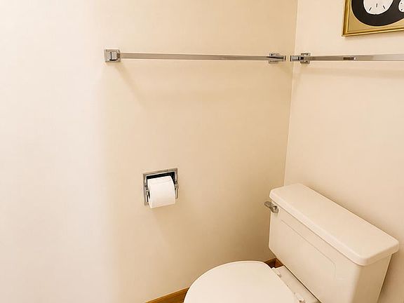 5th image of 916 Williams Dr APT 7