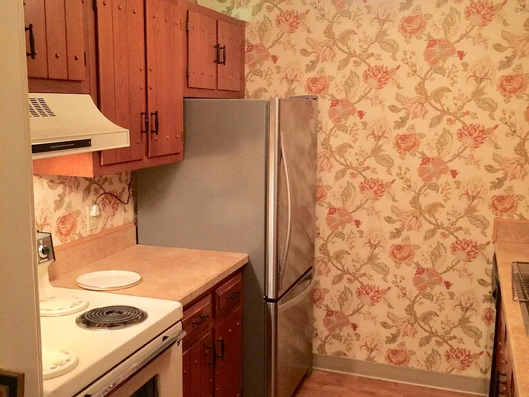 330 Hilltop Dr — Photo 2