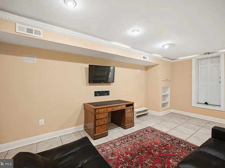 214 E University Pkwy — Photo 57