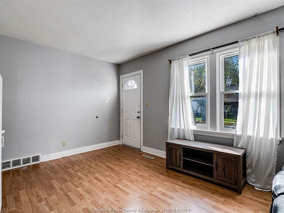 5th image of 8 Westmoreland Ave